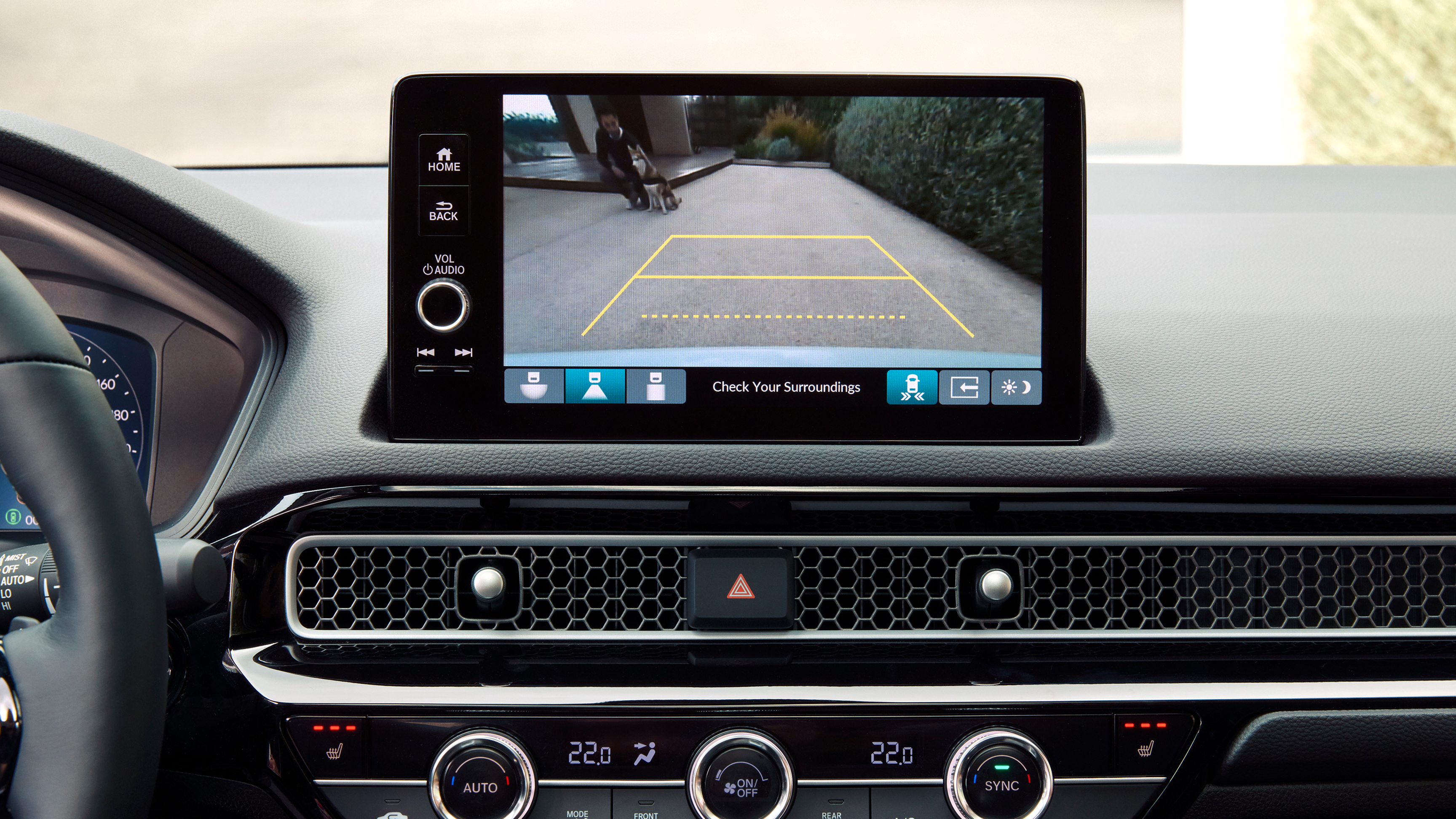 Primer plano de la pantalla del Honda Civic Hybrid para mostrar la cámara de visión trasera.
